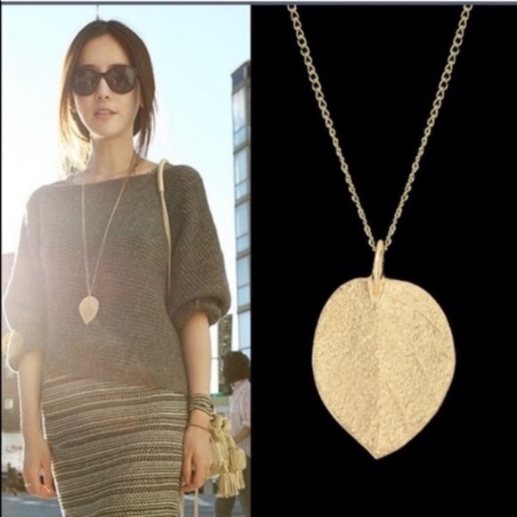 Jewelry - Golden Leaf Pendant Necklace